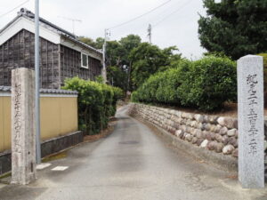 八柱神社の参道（津市牧町）