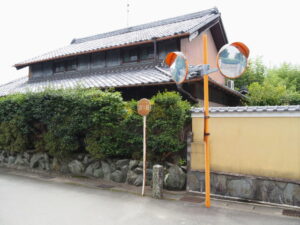 奈良街道の道標付近（津市牧町）