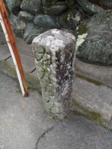 奈良街道の道標（津市牧町）