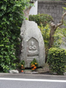 八重垣神社遥拝所の参道入口付近（松阪市嬉野新屋庄町）