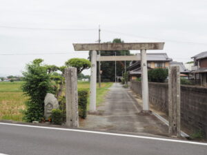 八重垣神社遥拝所の参道（松阪市嬉野新屋庄町）