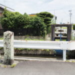 「右からす道」の道標（松阪市曽原町）