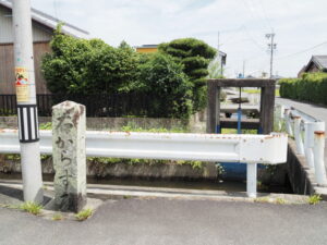 「右からす道」の道標（松阪市曽原町）