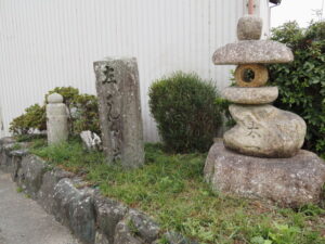 「左さんぐう道」の道標ほか（松阪市中道町）