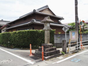 伊勢街道の道標、常夜灯（松阪市小津町）