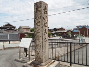 六軒追分（伊勢街道と初瀬街道）の道標