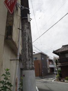 電柱の直書き塗広告（松阪市川井町）