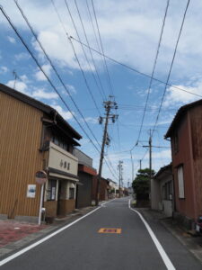 直書き塗広告のある電柱付近（松阪市川井町）