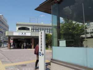 津駅東西連絡線の出入口（西側）