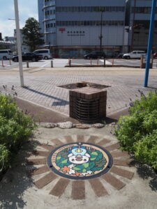 津市まん中広場にて