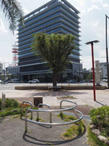 津市まん中広場にて