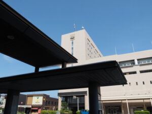 三重会館前にて