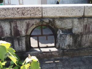 旧塔世橋の高欄に残る戦災の傷跡（安濃川に架かる塔世橋の南詰）
