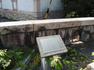 旧塔世橋の高欄に残る戦災の傷跡（安濃川に架かる塔世橋の南詰）
