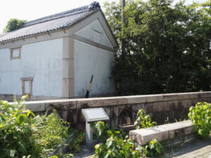 旧塔世橋の高欄に残る戦災の傷跡（安濃川に架かる塔世橋の南詰）
