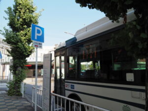 津駅 西口に停車していた回送バス