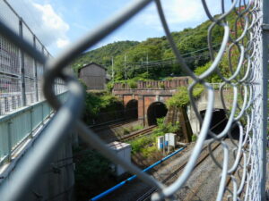 蝉丸跨線橋(上関寺トンネル)(JR琵琶湖線)