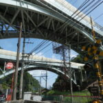 国道1号の歩道にて（名神高速道路の高架下）