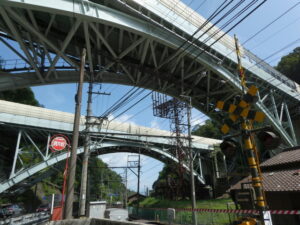 国道1号の歩道にて(名神高速道路の高架下)