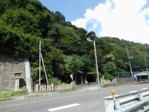 常夜灯と逢坂山弘法大師堂(大津市逢坂)
