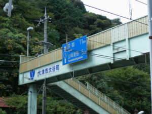 国道1号に架かる大津市大谷町の歩道橋