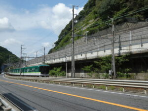 国道1号の歩道にて(大津市大谷町)