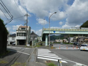藤尾交番と国道1号に架かる大津市追分町の歩道橋