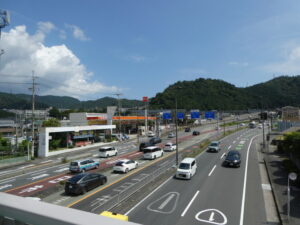 旧東海道の歩道橋から望む国道1号(大津市横木)