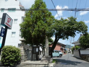 三井寺観音道の道標(大津市横木)