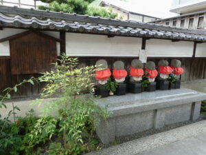 六角堂にて(京都市山科区四ノ宮泉水町)