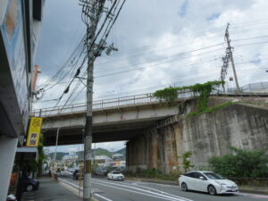 三条通りと交差するJR湖西線・琵琶湖線