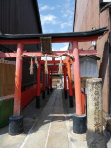 合槌稲荷大明神参道の道標ほか(三条通り)