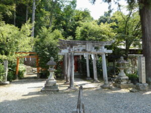 太郎兵衛神社と北向稲荷大明神(粟田神社)