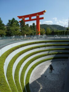 京都府立図書館と平安神宮の大鳥居