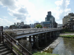 鴨川に架かる三条大橋