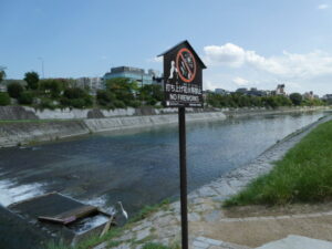 鴨川右岸(三条大橋〜四条大橋)