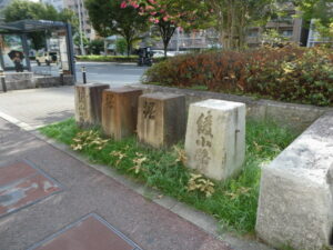 旧綾小路橋の親柱(四条堀川交差点)