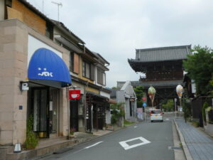 清凉寺（嵯峨釈迦堂）の仁王門前