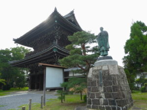 仁王門と法然上人像（清凉寺）