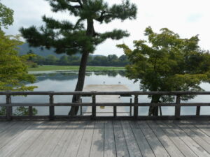 大覚寺の五大堂（本堂）前から望む大沢池の池舞台