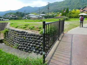 さつき橋の先は「嵯峨鳥居本伝統的建造物群保存地区」