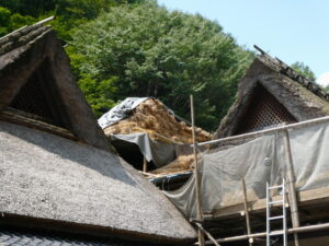 茅葺き屋根を葺き替え中の「鮎の宿つたや」（京都市右京区嵯峨鳥居本仙翁町）