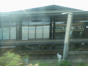 JR快速京都行きの車窓から望むトロッコ亀岡駅