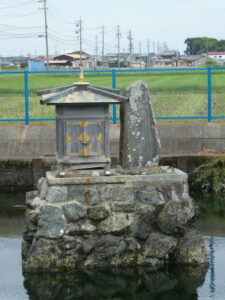 東大淀イヌナシ付近の池にまつられる小祠