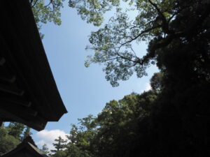 内宮、神楽殿授与所前にて
