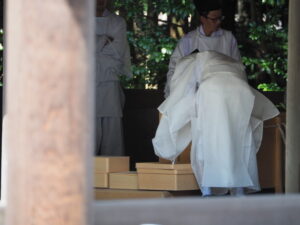 五丈殿にて御船代祭 修祓の準備