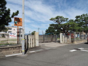 若松小学校の正門