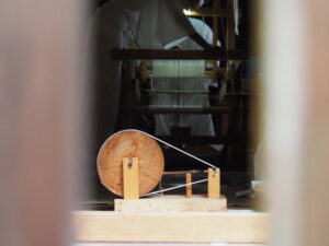 八尋殿での奉織作業（神麻続機殿神社）