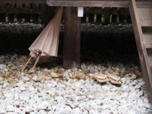 八尋殿での奉織作業（神麻続機殿神社）
