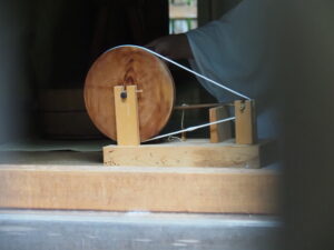 八尋殿での奉織作業（神麻続機殿神社）